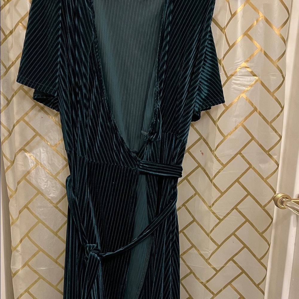 Elegant Dark Green Velvet Midi Wrap Dress with Self-Tie Waist - Picture 5 of 11